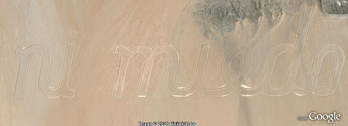3 km Message bulldozed in desert in Google Earth.  'ni pena ni miedo'